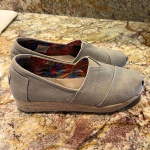 Bobs from sketchers grey wedges. Women’s size 8. Great condition.